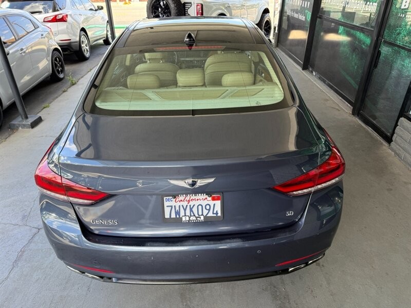 Hyundai Genesis Vehicle Full-screen Gallery Image 14