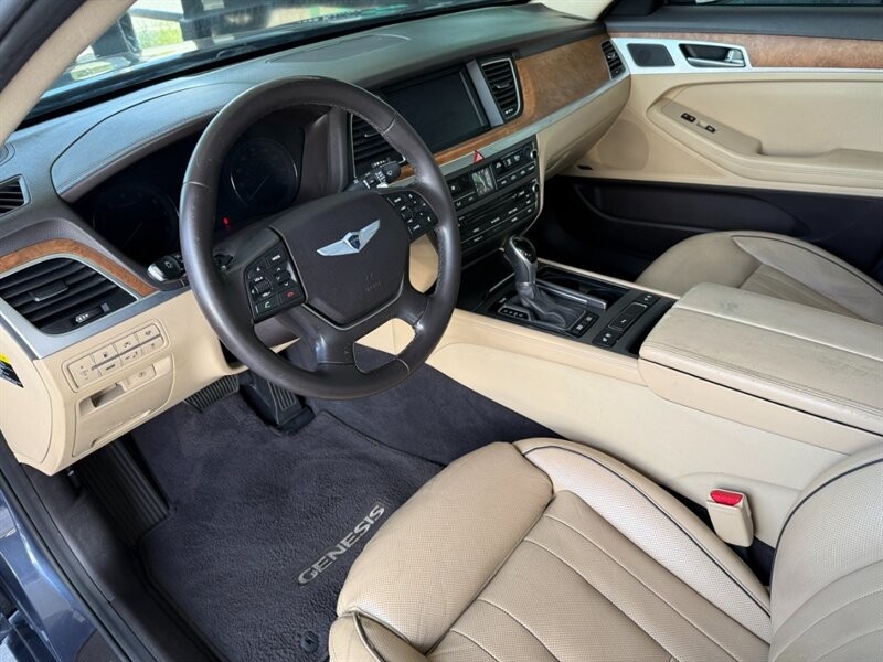 Hyundai Genesis Vehicle Full-screen Gallery Image 16