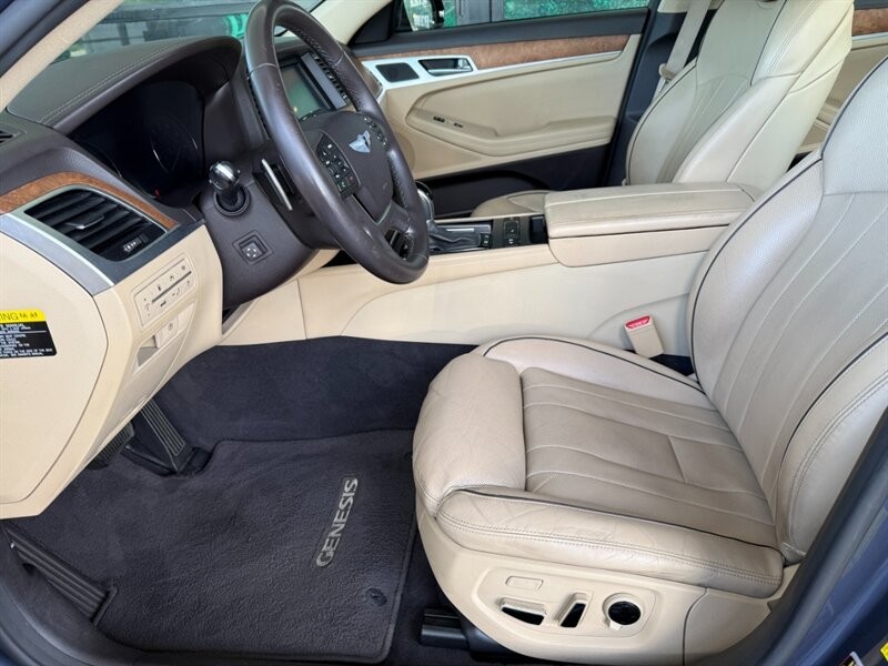 Hyundai Genesis Vehicle Full-screen Gallery Image 17