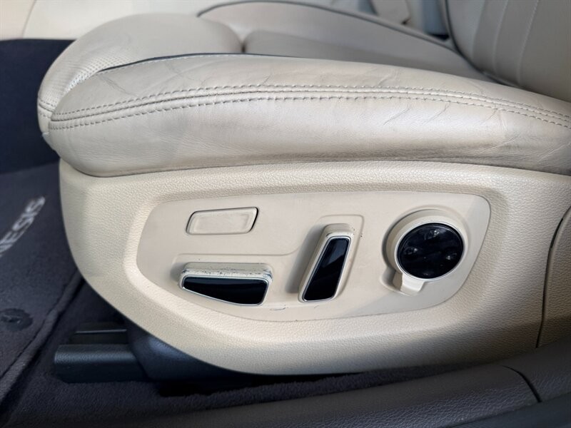 Hyundai Genesis Vehicle Full-screen Gallery Image 19