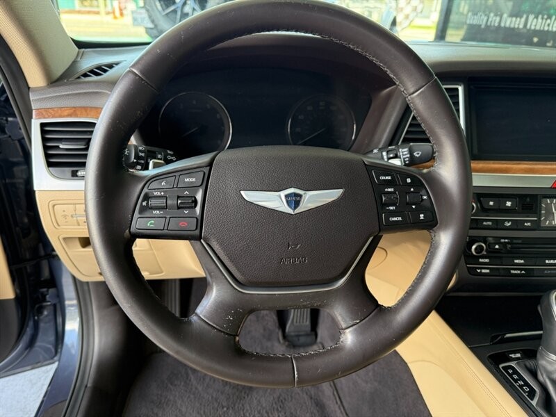 Hyundai Genesis Vehicle Full-screen Gallery Image 20