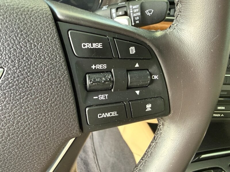 Hyundai Genesis Vehicle Full-screen Gallery Image 22