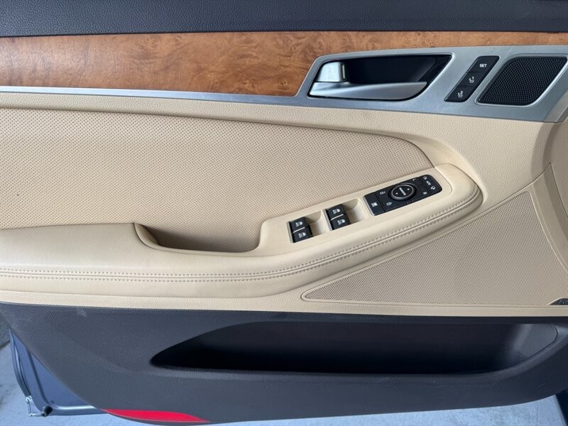 Hyundai Genesis Vehicle Full-screen Gallery Image 23