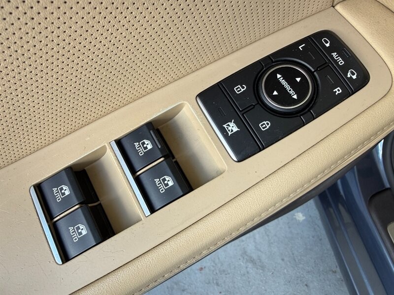 Hyundai Genesis Vehicle Full-screen Gallery Image 24