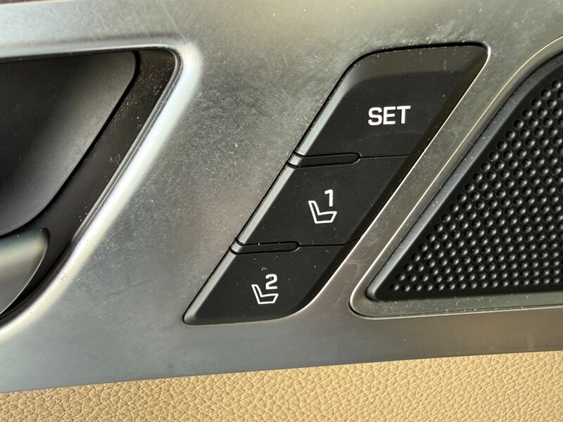 Hyundai Genesis Vehicle Full-screen Gallery Image 25