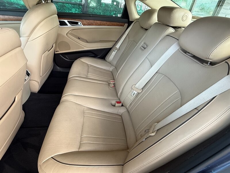 Hyundai Genesis Vehicle Full-screen Gallery Image 26