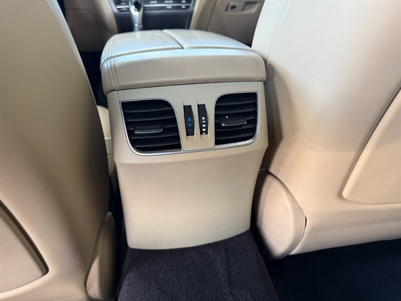 Hyundai Genesis Vehicle Full-screen Gallery Image 27