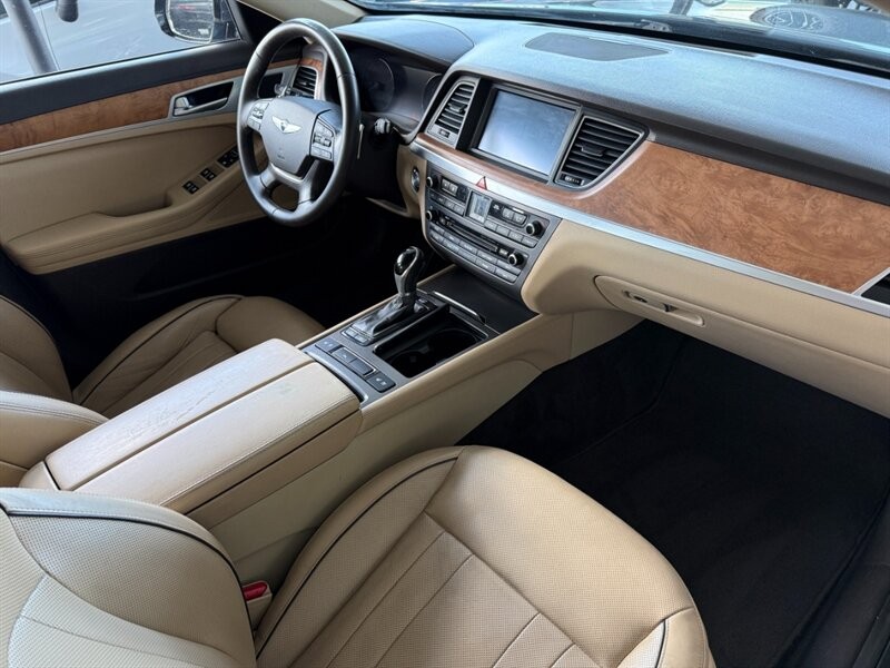 Hyundai Genesis Vehicle Full-screen Gallery Image 28