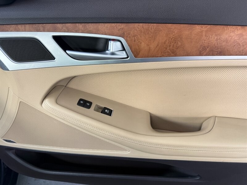 Hyundai Genesis Vehicle Full-screen Gallery Image 30