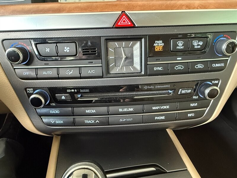 Hyundai Genesis Vehicle Full-screen Gallery Image 35