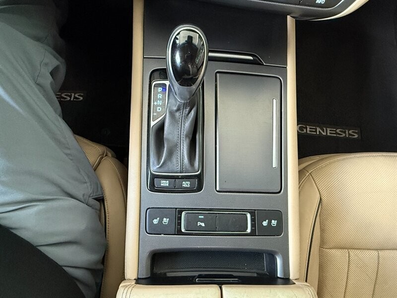 Hyundai Genesis Vehicle Full-screen Gallery Image 36
