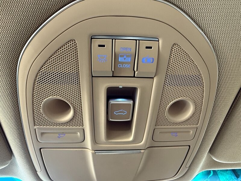 Hyundai Genesis Vehicle Full-screen Gallery Image 37