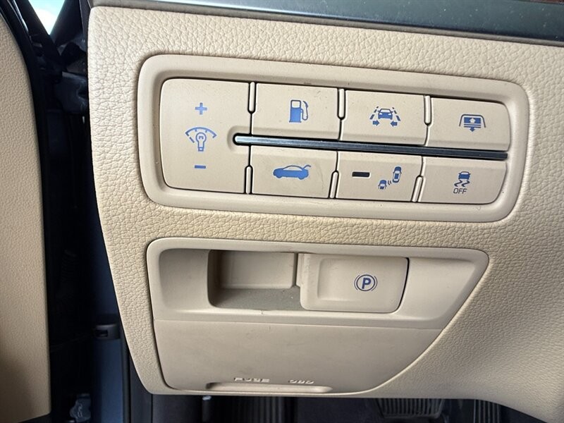 Hyundai Genesis Vehicle Full-screen Gallery Image 38