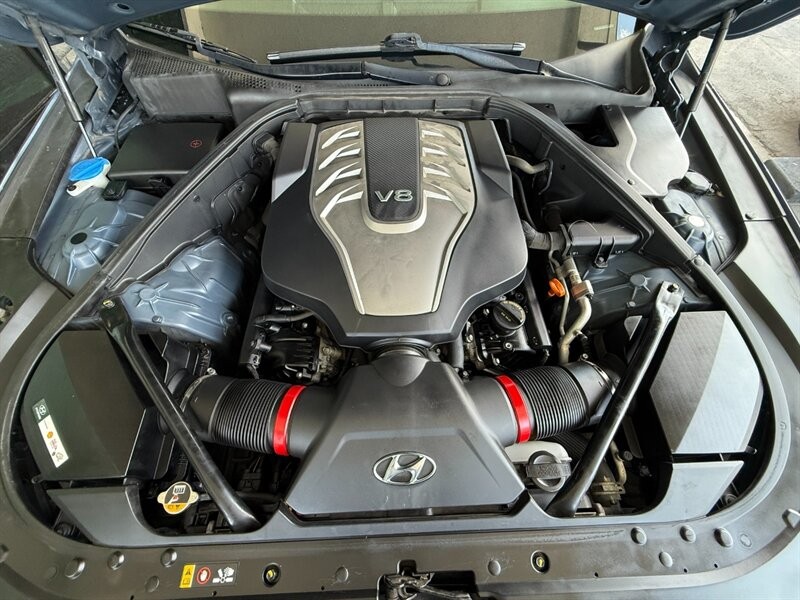 Hyundai Genesis Vehicle Full-screen Gallery Image 40