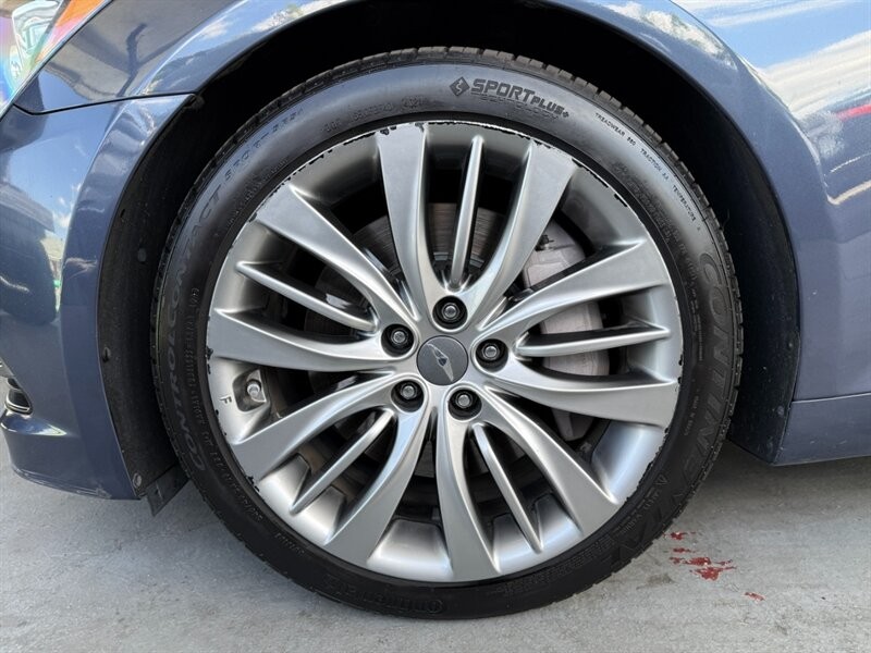 Hyundai Genesis Vehicle Full-screen Gallery Image 41