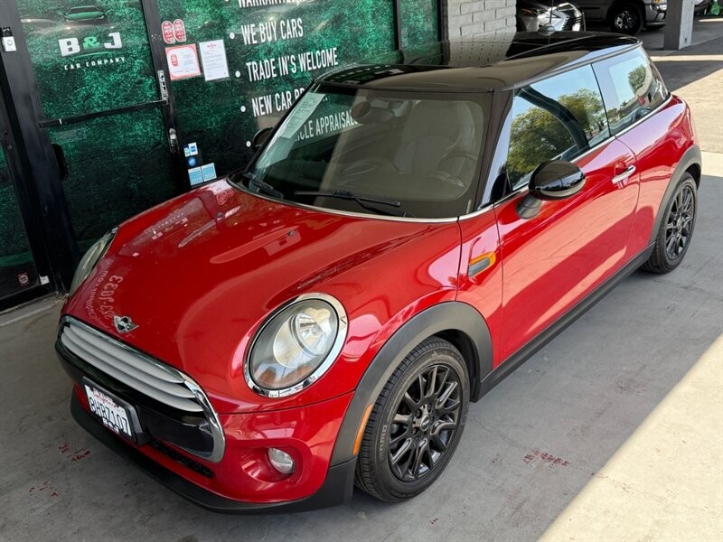 MINI Cooper Hardtop Vehicle Full-screen Gallery Image 02