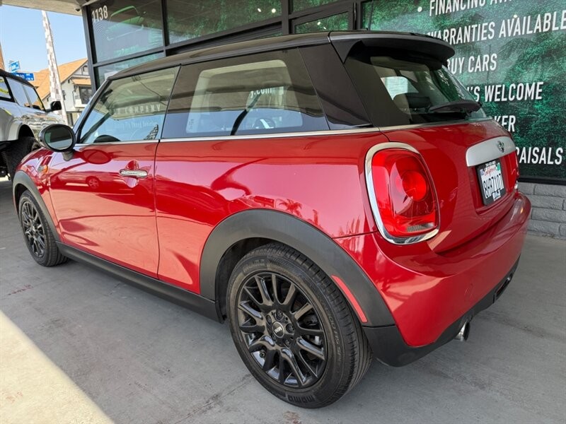 MINI Cooper Hardtop Vehicle Full-screen Gallery Image 06
