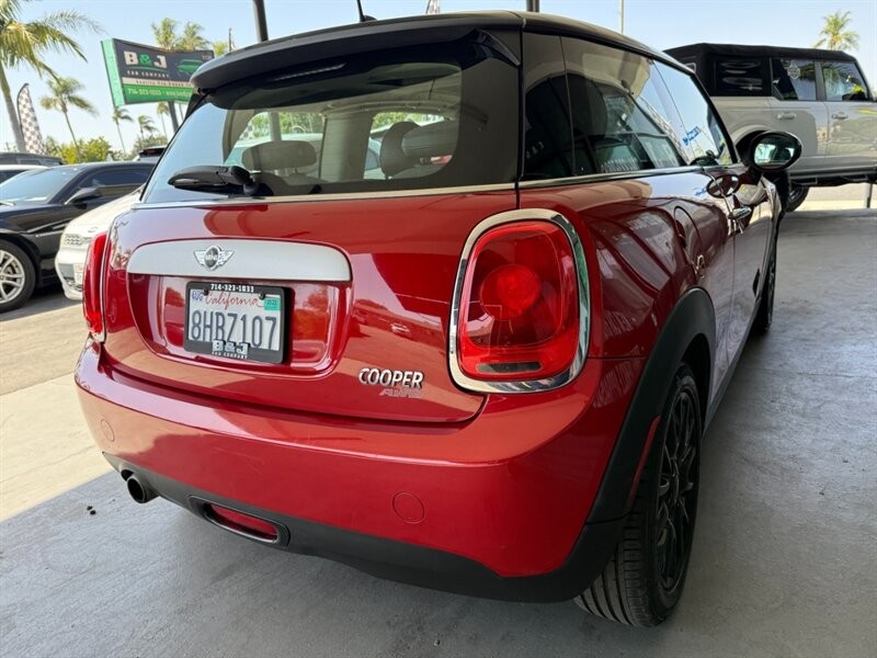 MINI Cooper Hardtop Vehicle Full-screen Gallery Image 11