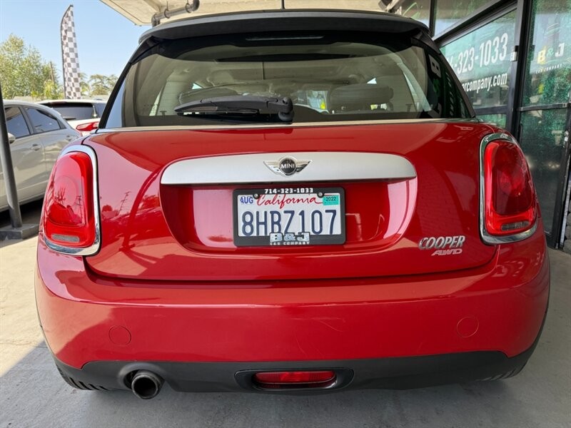 MINI Cooper Hardtop Vehicle Full-screen Gallery Image 14