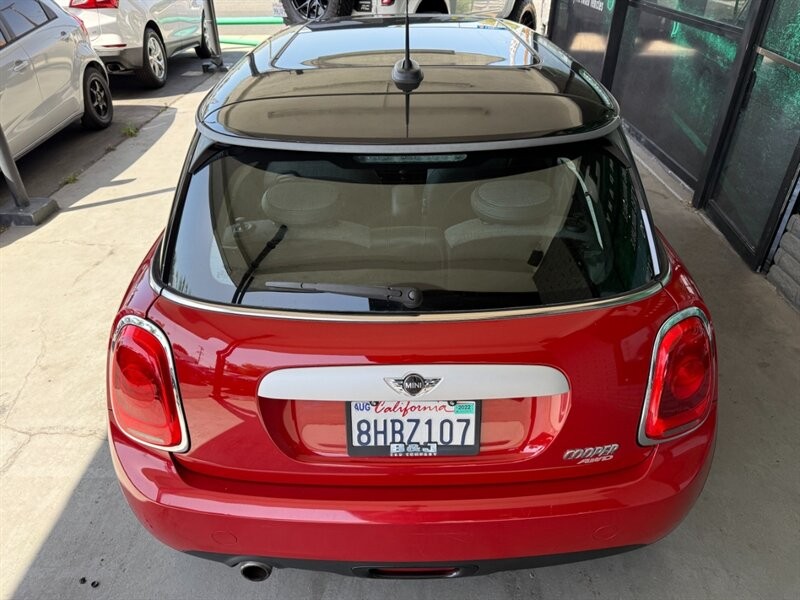 MINI Cooper Hardtop Vehicle Full-screen Gallery Image 15