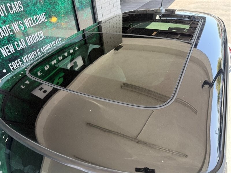 MINI Cooper Hardtop Vehicle Full-screen Gallery Image 16