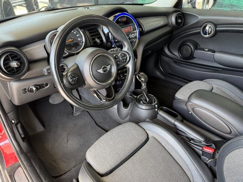 MINI Cooper Hardtop Vehicle Full-screen Gallery Image 18