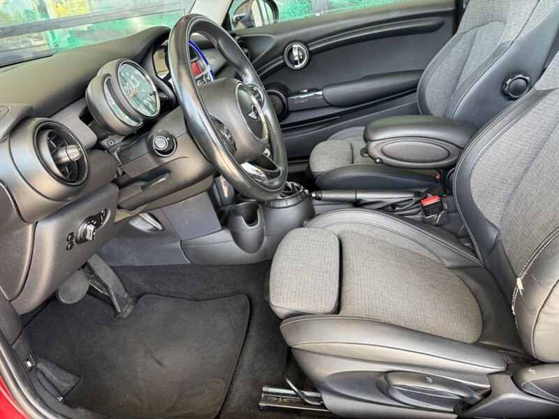 MINI Cooper Hardtop Vehicle Full-screen Gallery Image 19