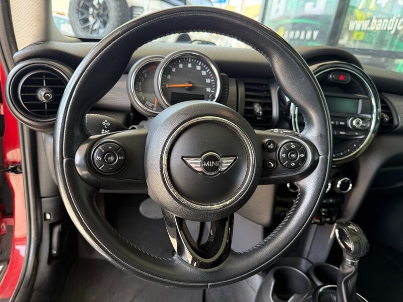 MINI Cooper Hardtop Vehicle Full-screen Gallery Image 21