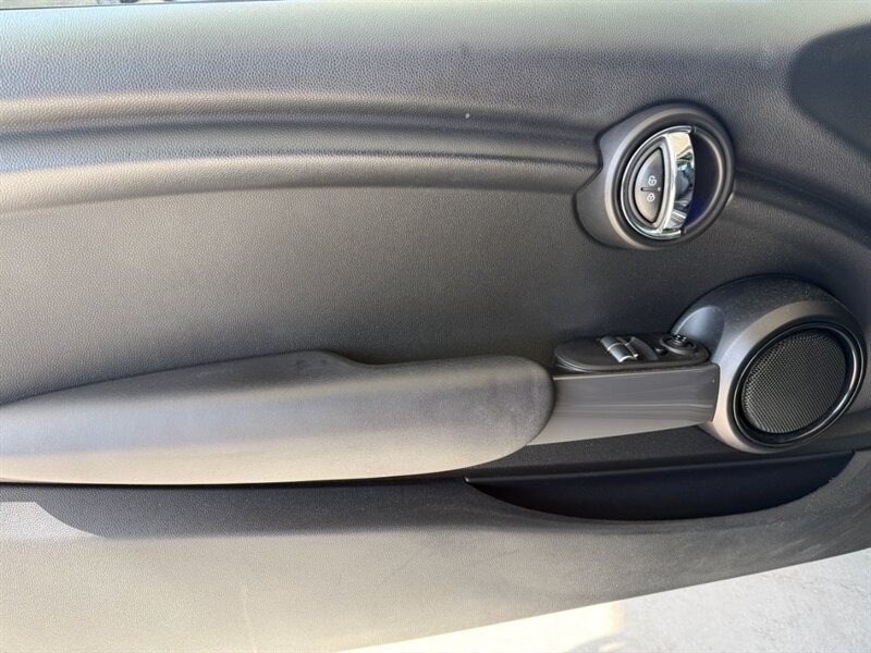 MINI Cooper Hardtop Vehicle Full-screen Gallery Image 24