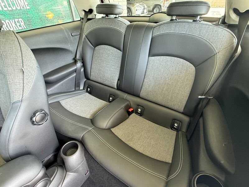 MINI Cooper Hardtop Vehicle Full-screen Gallery Image 25