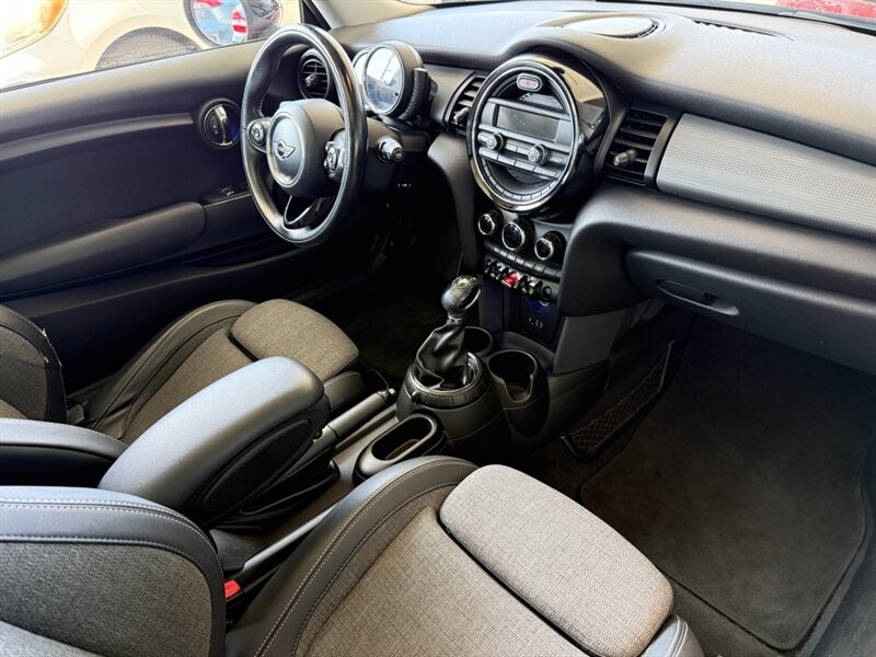 MINI Cooper Hardtop Vehicle Full-screen Gallery Image 26