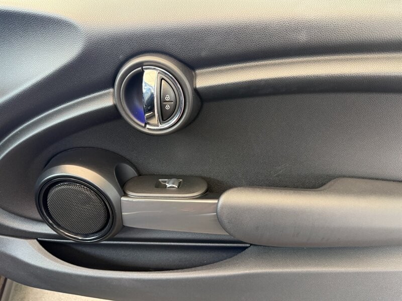 MINI Cooper Hardtop Vehicle Full-screen Gallery Image 27