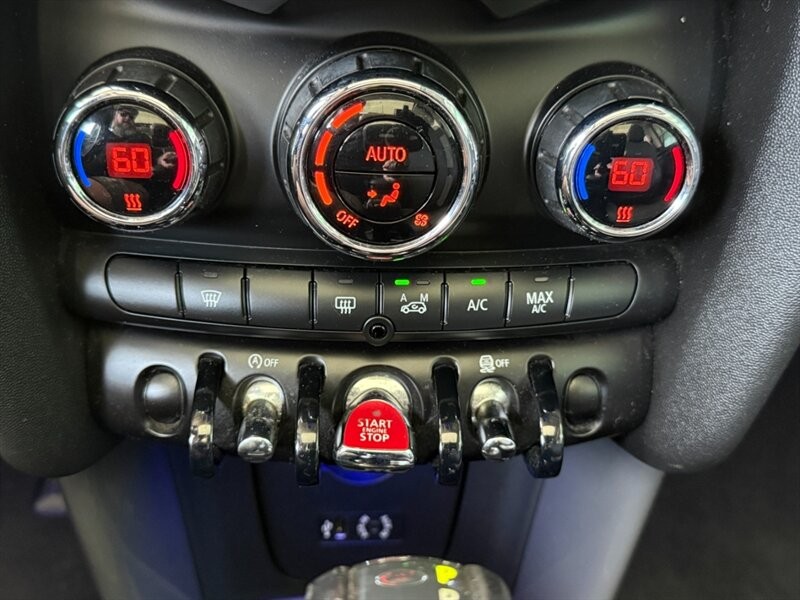 MINI Cooper Hardtop Vehicle Full-screen Gallery Image 31