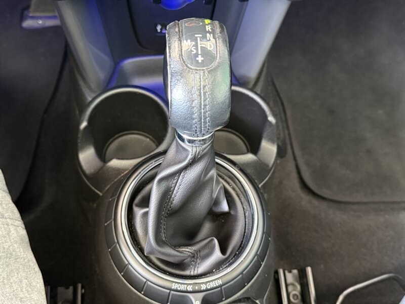 MINI Cooper Hardtop Vehicle Full-screen Gallery Image 32