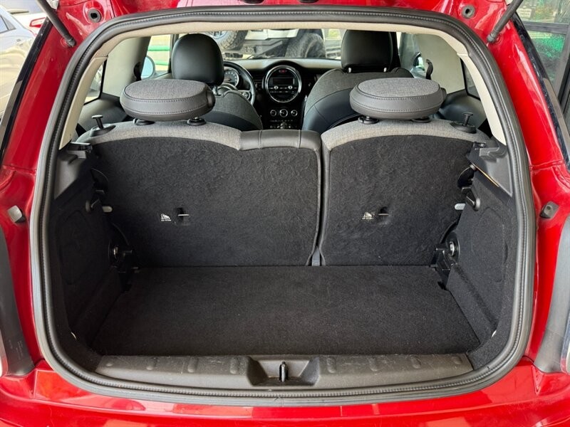 MINI Cooper Hardtop Vehicle Full-screen Gallery Image 33