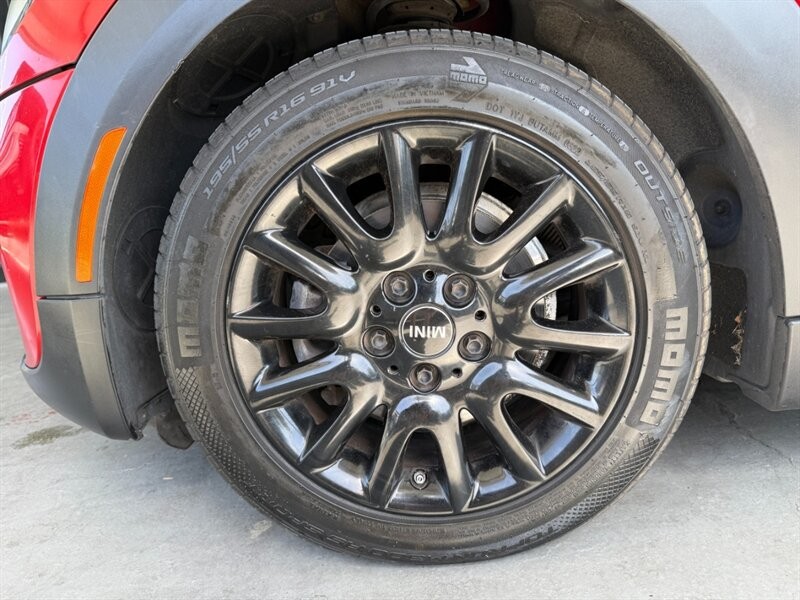 MINI Cooper Hardtop Vehicle Full-screen Gallery Image 35