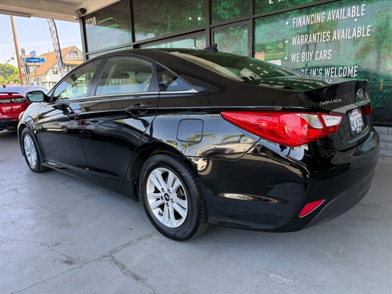 Hyundai Sonata Vehicle Full-screen Gallery Image 04