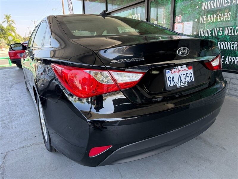 Hyundai Sonata Vehicle Full-screen Gallery Image 06