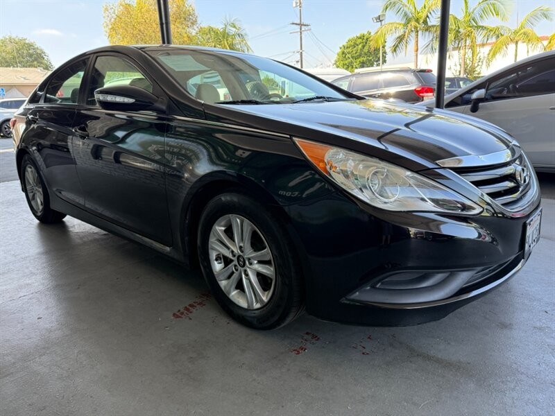 Hyundai Sonata Vehicle Full-screen Gallery Image 07