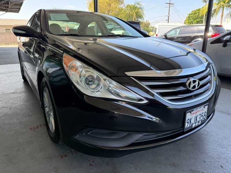 Hyundai Sonata Vehicle Full-screen Gallery Image 08