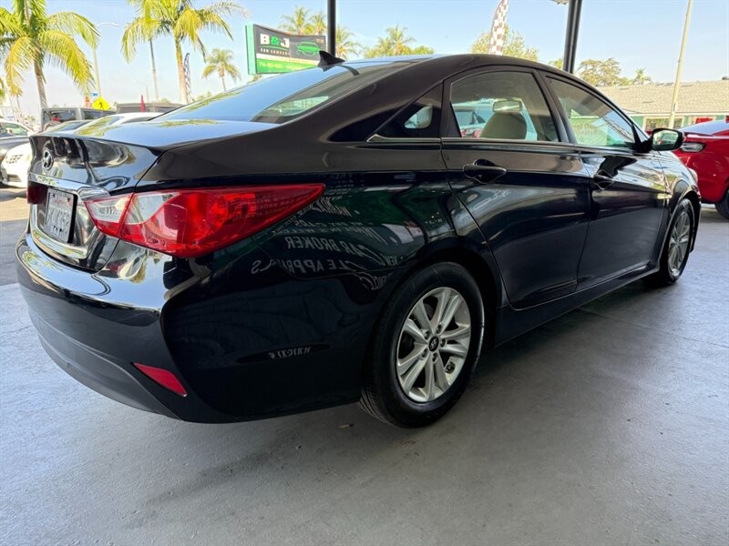 Hyundai Sonata Vehicle Full-screen Gallery Image 09