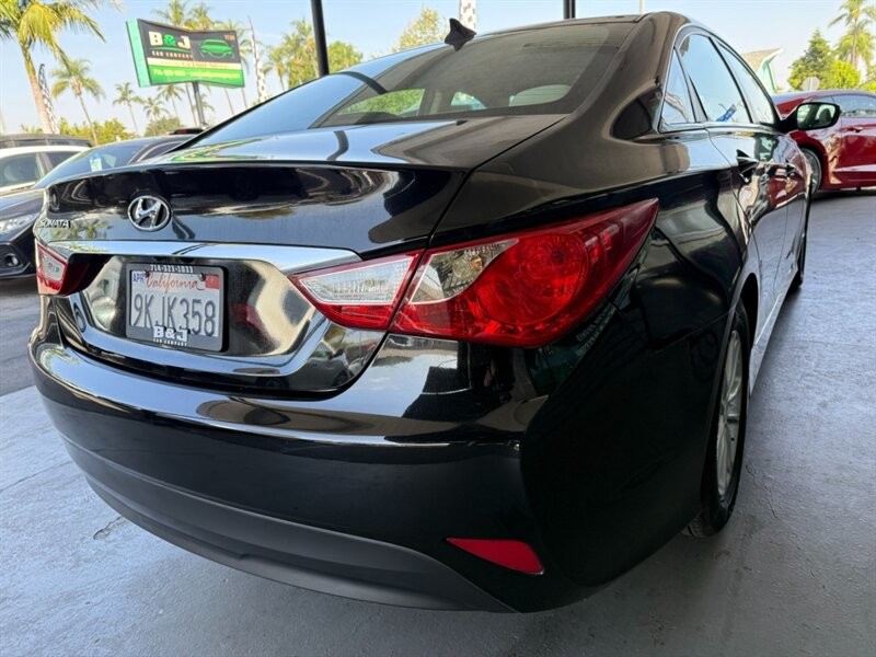 Hyundai Sonata Vehicle Full-screen Gallery Image 10