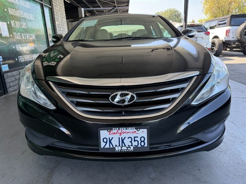 Hyundai Sonata Vehicle Full-screen Gallery Image 11