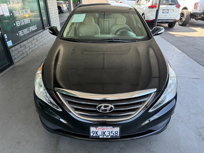 Hyundai Sonata Vehicle Full-screen Gallery Image 12