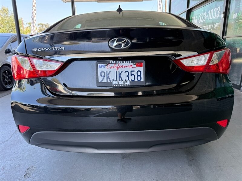 Hyundai Sonata Vehicle Full-screen Gallery Image 13