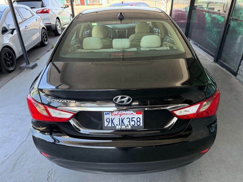 Hyundai Sonata Vehicle Full-screen Gallery Image 14