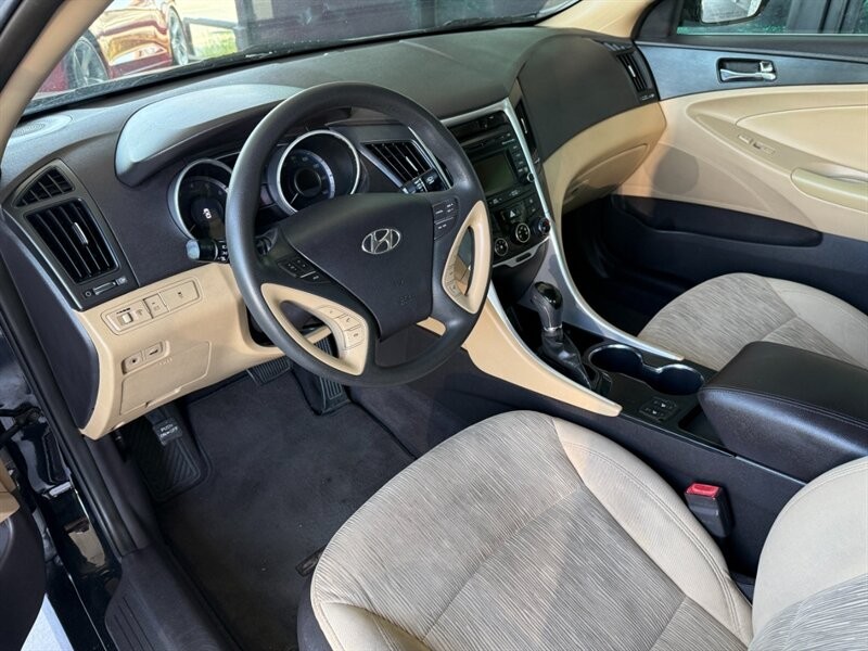 Hyundai Sonata Vehicle Full-screen Gallery Image 15