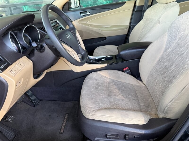 Hyundai Sonata Vehicle Full-screen Gallery Image 16