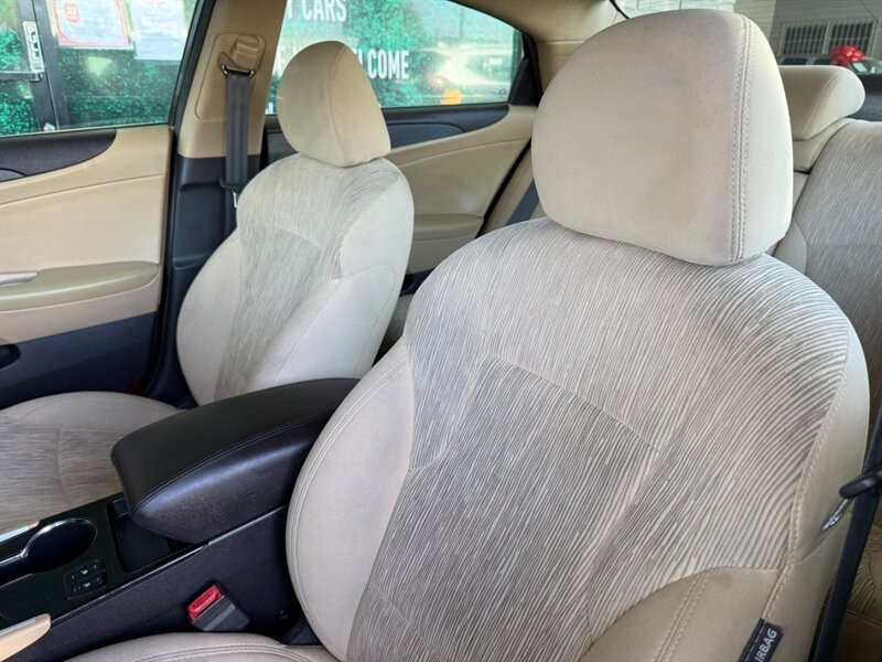 Hyundai Sonata Vehicle Full-screen Gallery Image 17