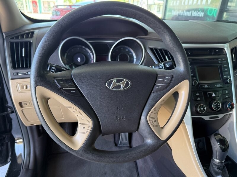 Hyundai Sonata Vehicle Full-screen Gallery Image 19